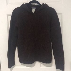 Patagonia sweater hoodie w front pocket. Brown. L.